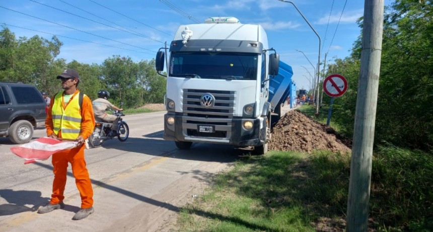 DPV brinda apoyo a la municipalidad de Formosa para la reparación de los accesos al puente de la Avenida Maradona