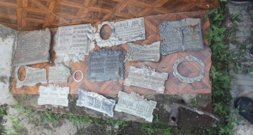 Detienen a dos sujetos por robar objetos del cementerio de Pirané