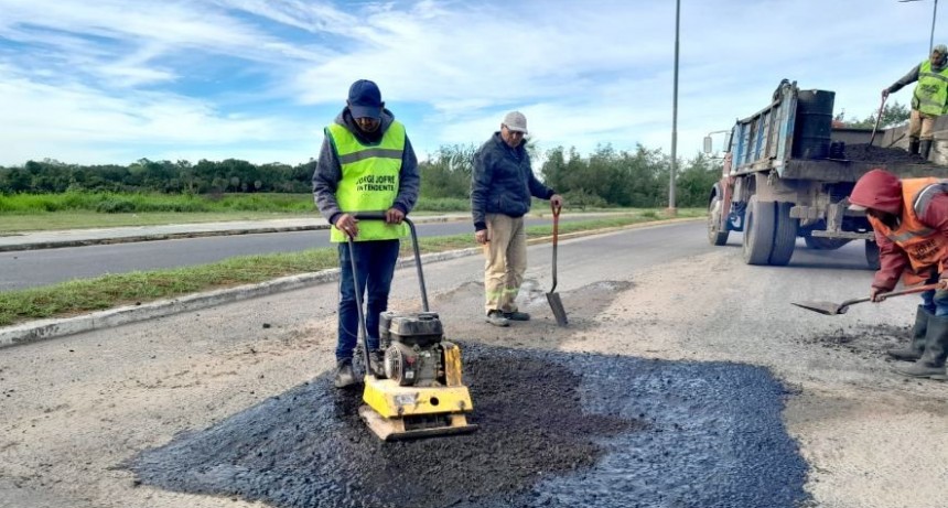 La comuna realizó obras de bacheo en la extensión de la avenida Ribereña