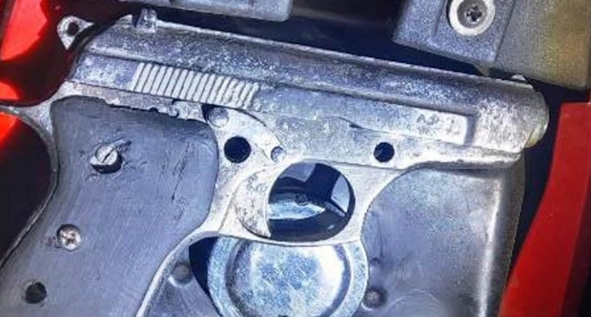 Llevaba un arma de fuego y fue detenido por la Policía