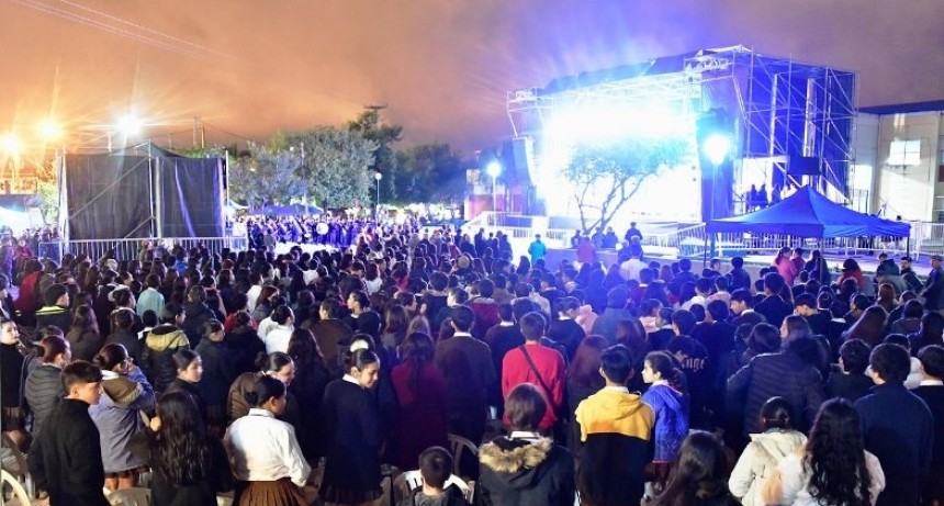 El Polivalente festejó su cincuentenario con un gran festival folklórico