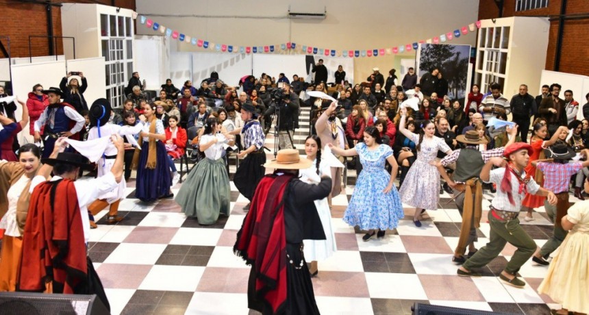 El ciclo cultural “Arte y Río” conmemoró la Revolución de Mayo