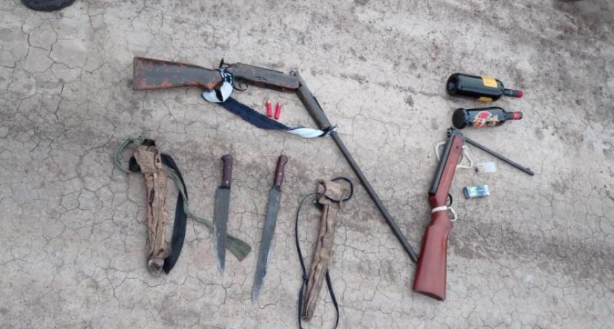 Dos hombres armados con un rifle, escopeta y cuchillo fueron detenidos