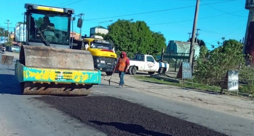 El municipio reparó un bache sobre la Av. Laureano Maradona