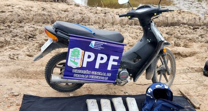 Detuvieron a dos sujetos que llevaban 10 panes de marihuana