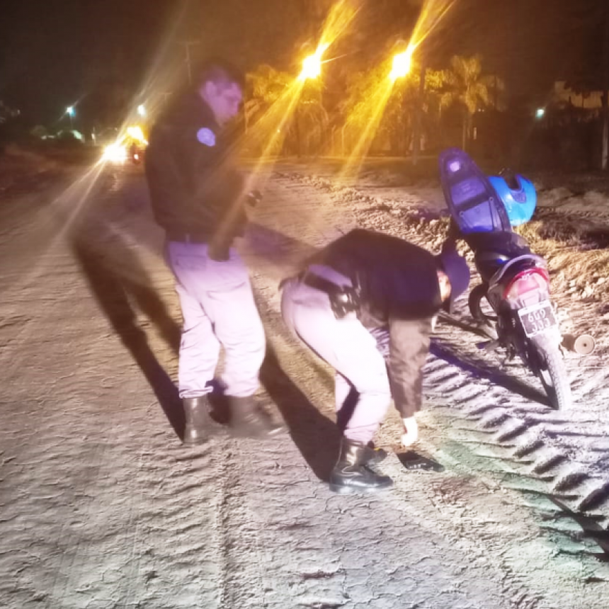 Detienen a dos sujetos que tenían una réplica de arma de fuego en la cintura