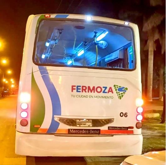Dos jóvenes fueron retenidos por atacar y dañar un colectivo urbano