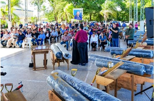El Vicegobernador encabezó una nueva entrega de herramientas para ladrilleros en Las Lomitas