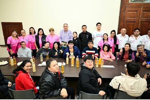 El intendente Jofré recibió la visita de alumnos y alumnas de los talleres Superarte