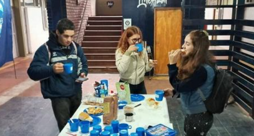 Estudiantes de la Facultad de Recursos Naturales reciben desayunos y meriendas