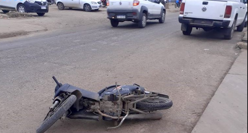 Un menor que circulaba en motocicleta de contramano embistió y arrastró a un efectivo policial