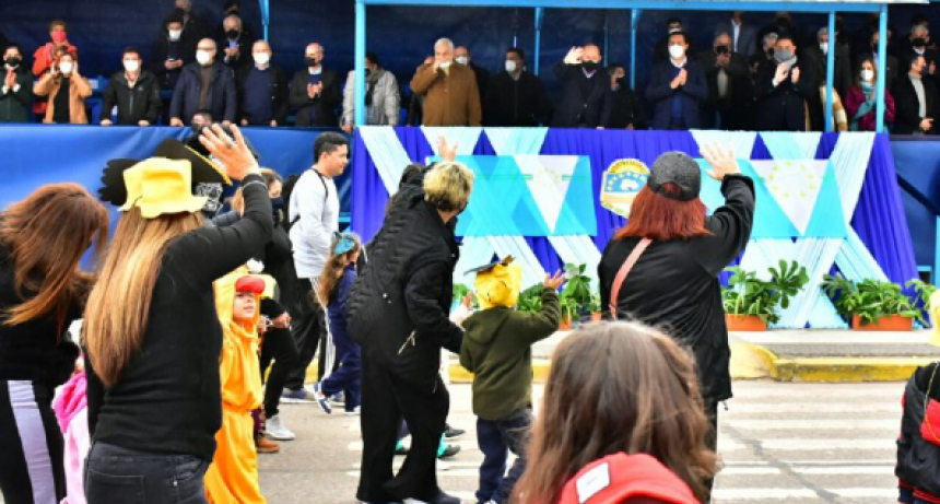 El gobernador Insfrán presidió el multitudinario desfile tradicional por la Provincialización de Formosa