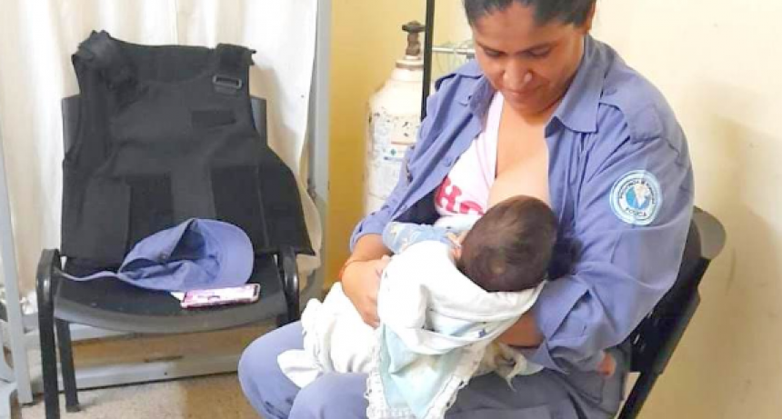 Una policía amamantó a un bebé en el Hospital de Gran Guardia