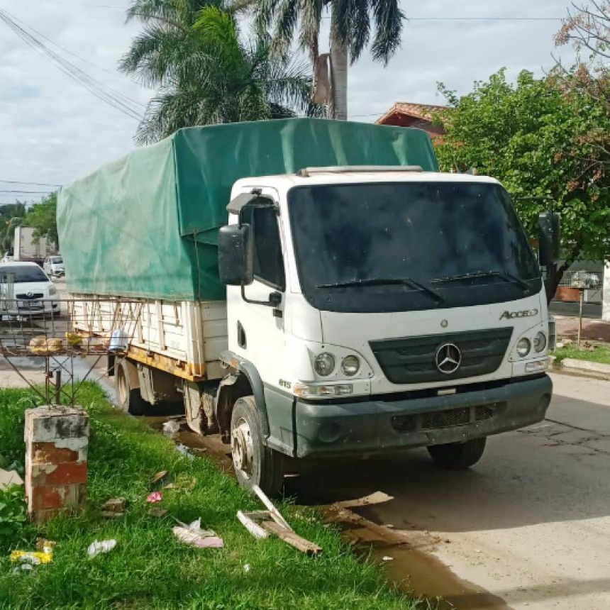 La Policía secuestró un camión que transportaba una carga ilegal de combustible
