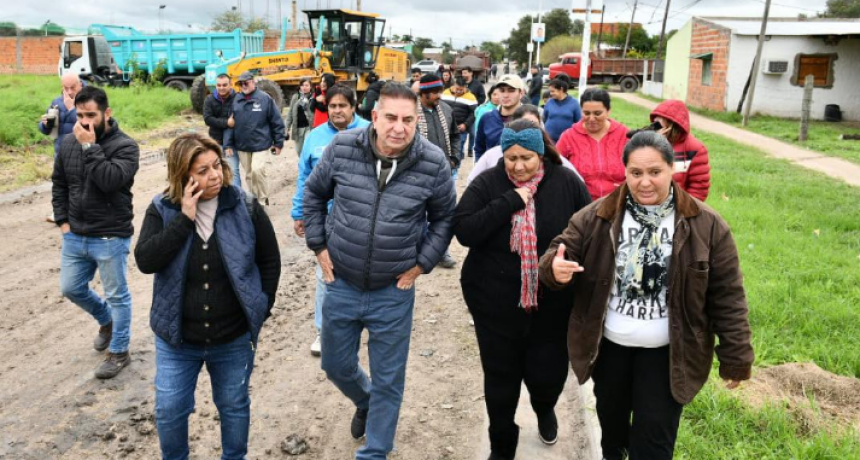 Jofré caminó con vecinos del barrio Las Orquídeas y supervisó el avance de los trabajos de enripiado