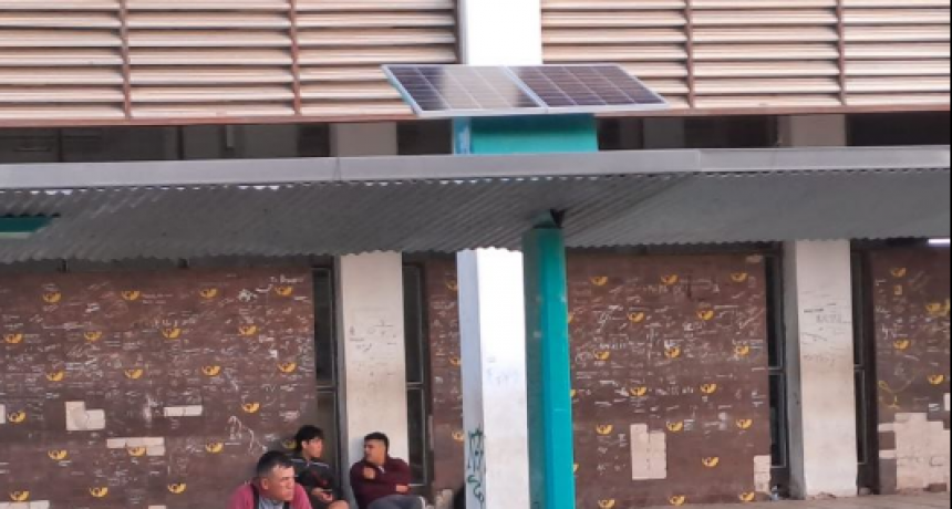 Energía limpia: El municipio comenzó a instalar paneles solares para la iluminación de paradas y carga de celulares