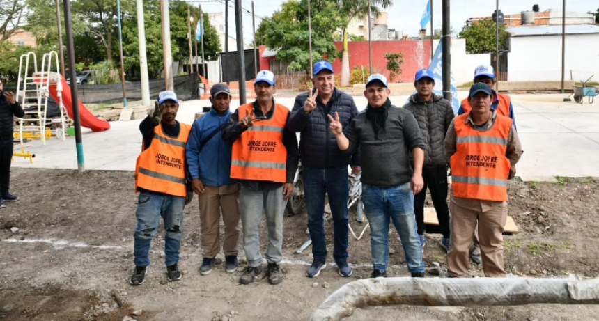 El intendente Jofré observó avances de la obra de construcción de plaza y playón deportivo del barrio Fontana