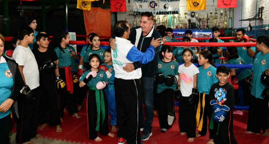 El intendente Jofré entregó indumentaria deportiva y un nuevo ring de boxeo a la Escuela Kung-Fu Municipal