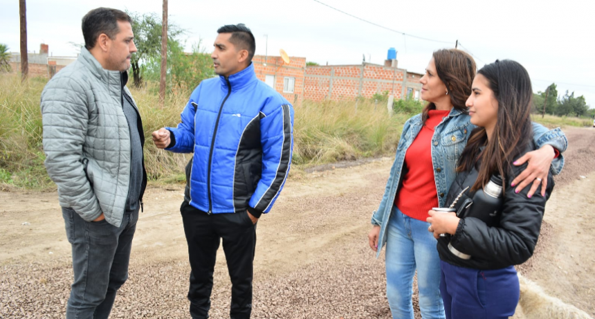 Ramiro cerró su campaña como el primer día, llevando ripio a los barrios