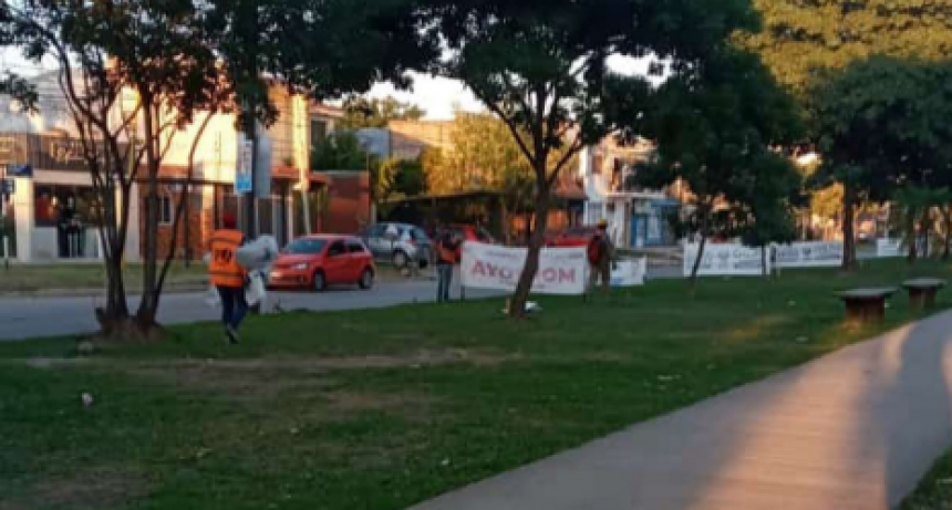 La comuna continúa despejando de carteles espacios públicos en toda la ciudad