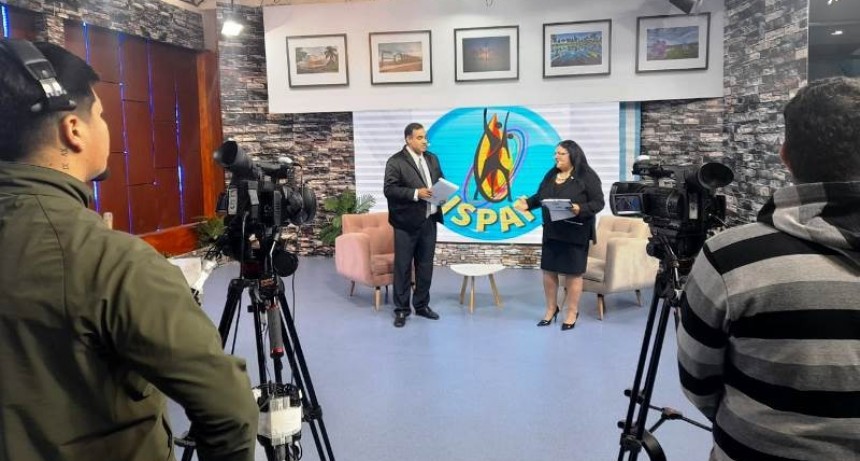 Estudiantes de locución del ISPAF rindieron su examen final en las instalaciones de Canal 3 y Radio Tropical