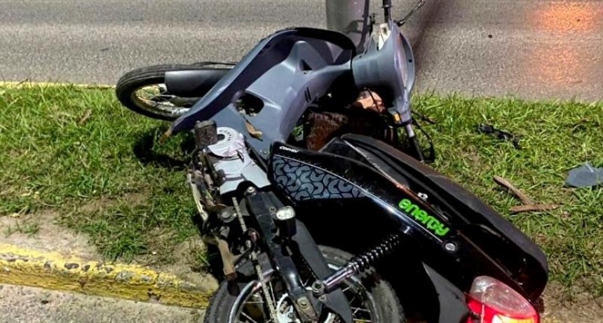 Una motociclista chocó una columna del alumbrado público y sufrió heridas graves