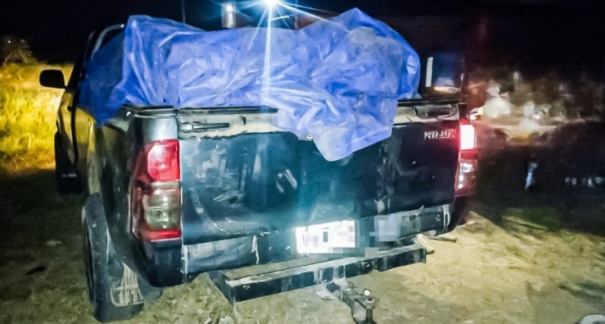 Tres hombres intentaron evadir a la Policía en una camioneta y fueron descubiertos con un carga ilegal