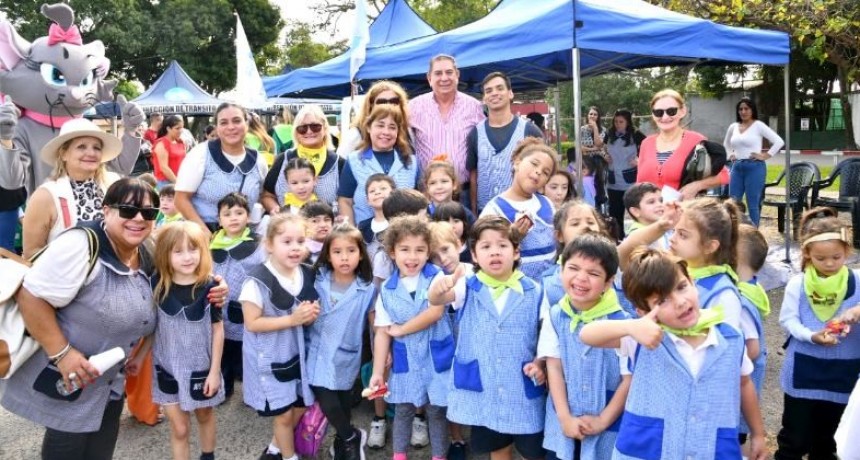 Jofré participó juntos a niños de jardines de infantes de las actividades recreativas por el Día de la Seguridad Vial