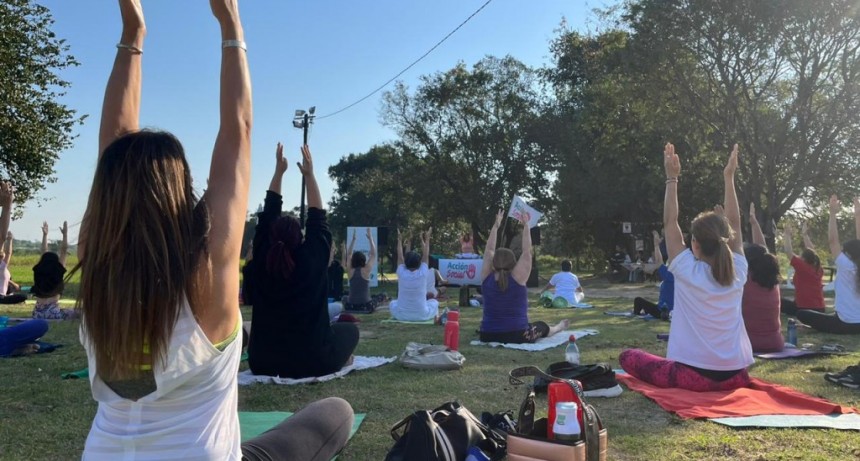 Con gran concurrencia, se realizó el festival de yoga en el Paseo Ferroviario