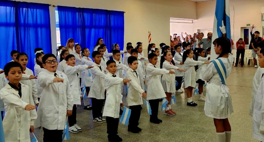 Previo al acto oficial: Diversas escuelas tomaron la promesa de lealtad a la Bandera Nacional