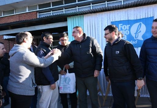 El intendente Jofré entregó indumentaria de trabajo a empleados de la Secretaría de Hacienda