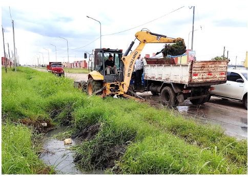 La comuna dio continuidad este lunes a los trabajos de mantenimiento del drenaje urbano