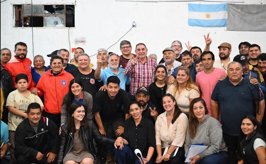 Jofré junto a la dirigencia del fútbol