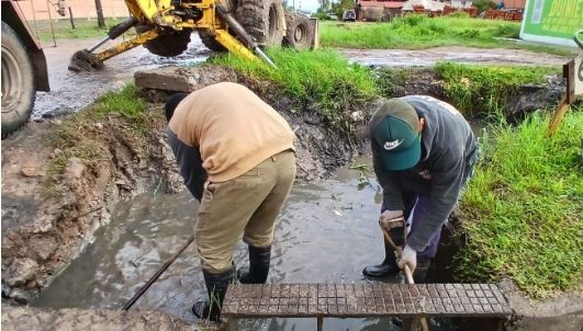 El Municipio se abocó este viernes a la limpieza y desobstrucción de canales de desagües