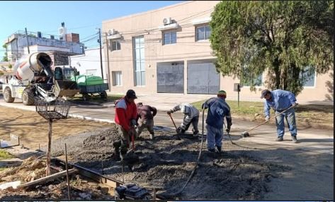 LA COMUNA PROSIGUE CON EL PLAN DE BACHEO PARA LA RECOMPOSICIÓN DE ARTERIAS PAVIMENTADA 