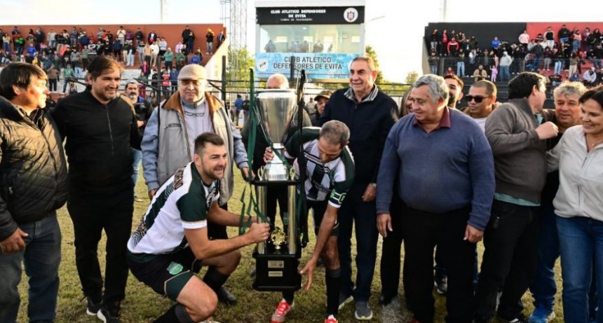 Jofré presenció la final del Federativo de Clubes y premió al brillante campeón Mariano Moreno