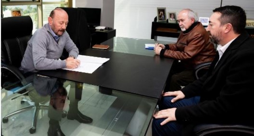 Insfrán firmó el decreto de creación de la beca doctoral Identidad Científica Formoseña