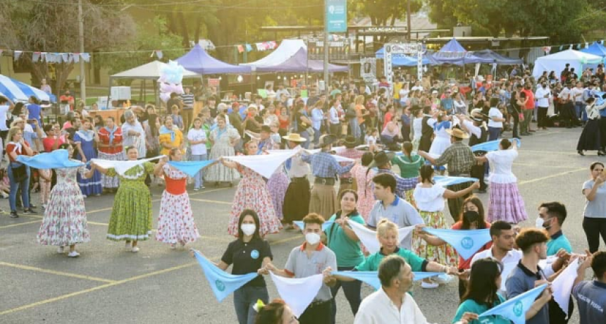 Una gran convocatoria colmó el Playón Municipal con el tradicional baile del Pericón