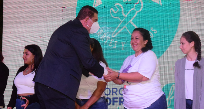 Jofré entregó certificados a los egresados de los talleres de la Escuela de Artes y Oficios