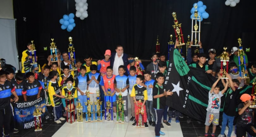 Jofré entregó trofeos y premios a los participantes de los torneos organizados por el Municipio