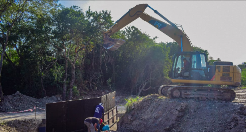 Avanza a buen ritmo la obra de construcción de alcantarillas en el camino de acceso del barrio Laura Vicuña