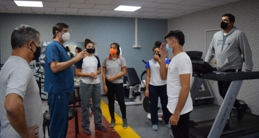 Estudiantes de Educación Física realizan rotaciones en el Gimnasio Terapéutico del HAC