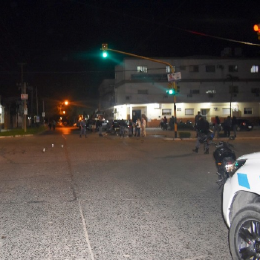 Motociclista internado en terapia intensiva tras choque en un semáforo