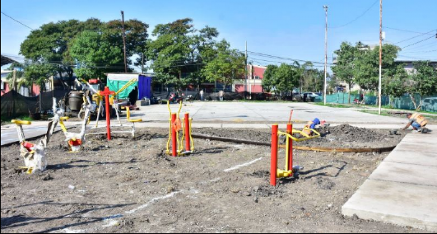 Avanzan a buen ritmo las obras de construcción de plazas y playones deportivos en los barrios San Pedro, Fontana y Namqom