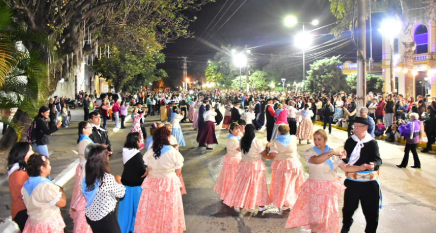 Con el tradicional Pericón la ciudad inició los festejos del Dia de la Independencia