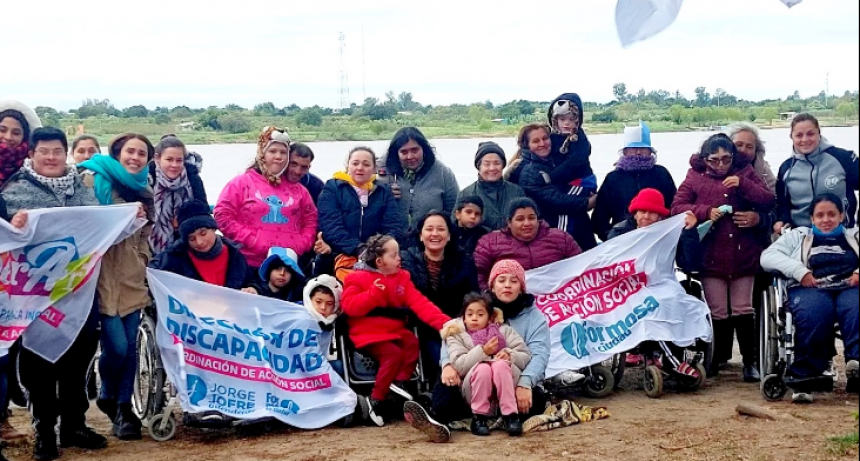 Las familias del espacio SuperArte disfrutaron de una hermosa tarde de picnic frente al río