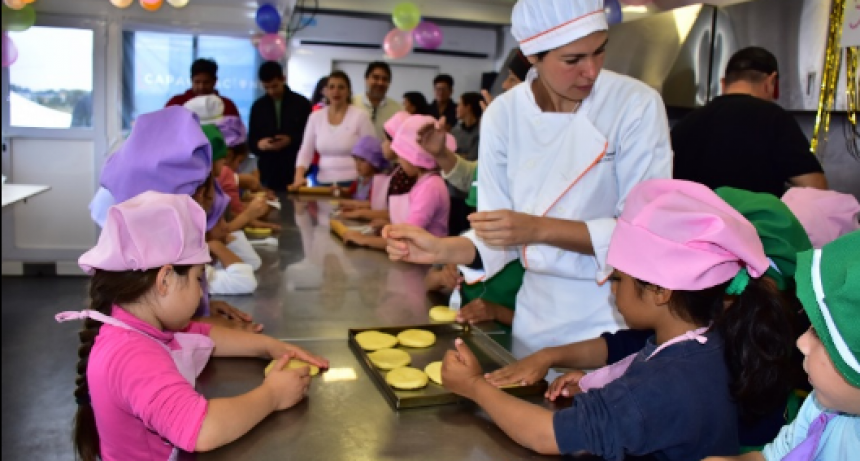 Niños y familias del Lote 110 aprenden a cocinar en el Aula Taller Móvil de Gastronomía