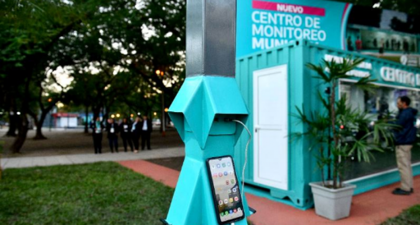 El municipio avanza en la incorporación de paneles solares para iluminar paradas, cargar celulares y calentar agua