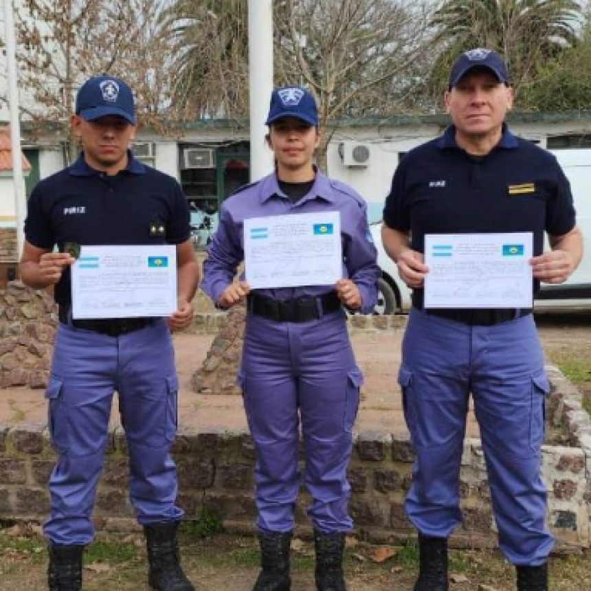 Tres efectivos de la Policía de Formosa aprobaron el curso guía de canes para búsqueda de personas