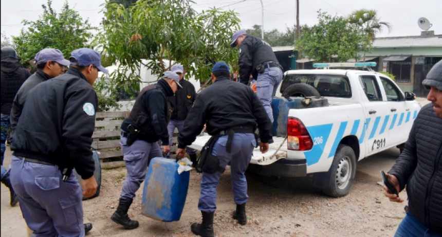 Tras secuestro de más de 2700 litros de combustible, un numeroso grupo de personas atacó a la Policía